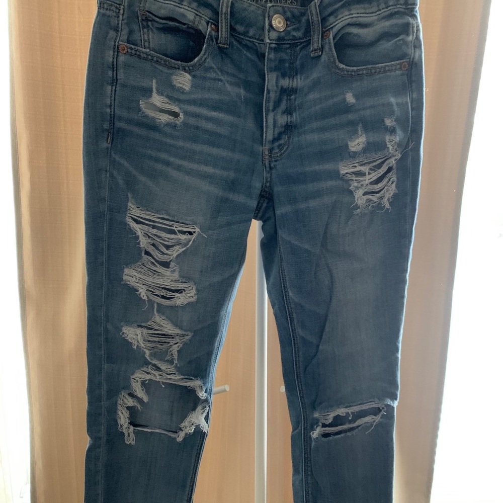 Light blue, tom girl distressed jeans